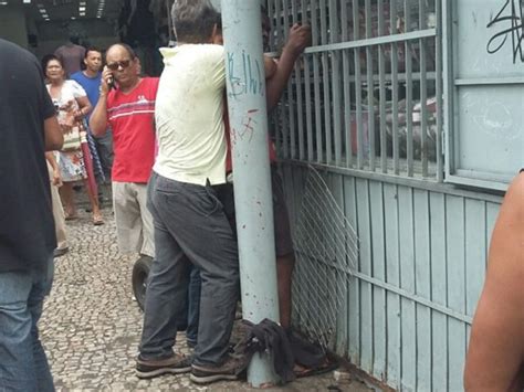 G1 Homem rouba celular e é amarrado em poste no centro de Vitória