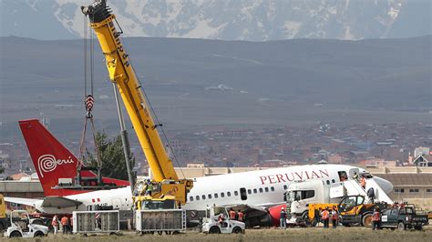 Landing gear collapses as plane lands in Bolivia