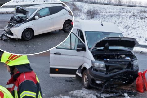 Toyota Kracht In Kleintransporter Vollsperrung Nach Kreuzungscrash