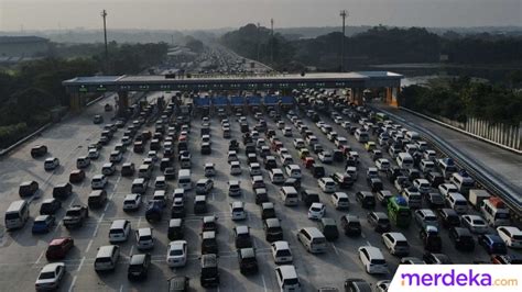 Foto Puncak Arus Mudik Begini Kemacetan Di Gerbang Tol Cikampek