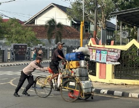 Peduli Masyarakat Personel Polres Metro Bantu Dorong Becak Warga