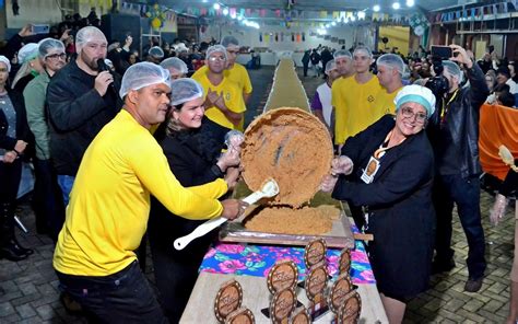 Festa Do Maior P De Moleque Do Mundo Tem Doce De Metros Em Mg