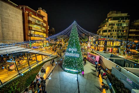 台北｜捷運中山站，心中山線形公園，變身夢幻ig打卡景點，星球燈海、彩虹光廊狂洗版！ 輕旅行