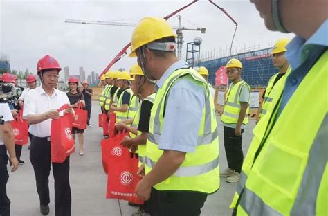 致敬高温下的坚守—— 区委书记张建华带队到我司金沙湾医学综合体项目 现场走访慰问 南通新华建筑集团有限公司