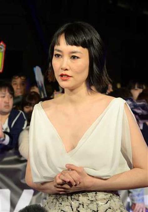 菊地凛子、胸元と背中が見えるセクシー衣装で登場 サンスポ