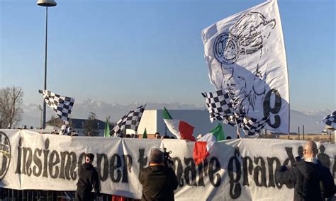 Juve Striscione Dei Tifosi Insieme Per Tornare Grandi Foto