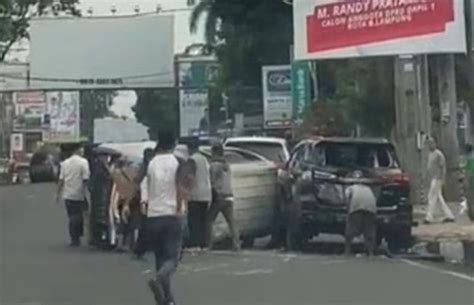 Gegara Ugal Ugalan Angkot Di Lampung Terguling Hingga Tabrak Mobil