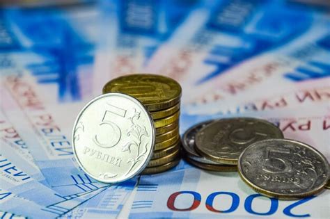 Notas e moedas russas um punhado de moedas em novas notas russas em ...