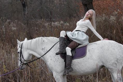 Deux Blonde Fille Avec Un Cheval Image Stock Image Du Lifestyle Rural