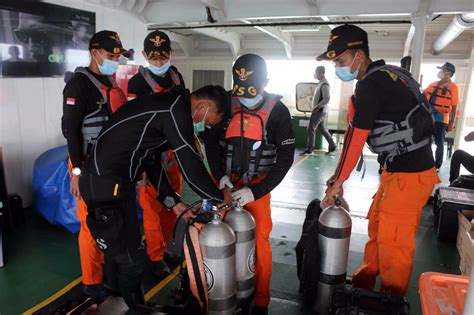 FOTO Bertaruh Nyawa Penyelam Terus Lakukan Pencarian Korban Dan Black