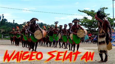 Penampilan Suling Tambur Distrik Waigeo Selatan Di Festival Suling