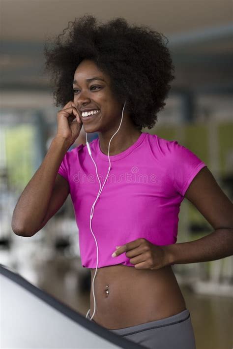 Mulher Afro Americana Que Corre Em Uma Escada Rolante Foto De Stock