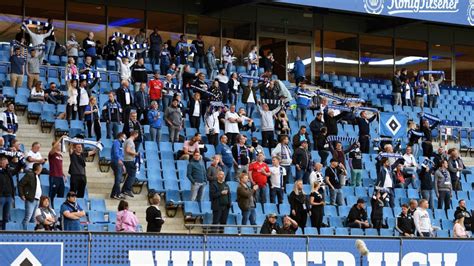 Fu Ball In Hamburg Tausende D Rfen Wieder Ins Stadion Des Hsv Und In