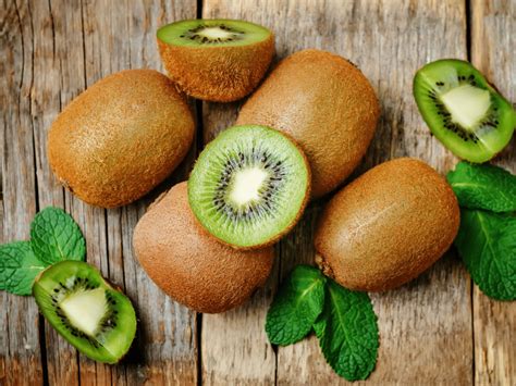 Can Dogs Eat Kiwi? What About Other Fruits?
