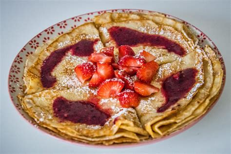 Pannenkoeken Met Aardbeien En Coulis Van Rode Vruchten Met Vijf Aan Tafel