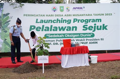 Wapres Tanam Pohon Kelengkeng Pada Gerakan Penanaman Pohon Secara