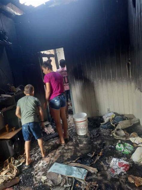 Em Sena Madureira Casa Pega Fogo E Fam Lia Fica Somente A Roupa Do