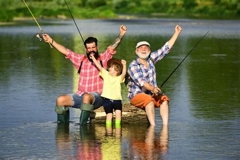 Pai E Filho Empolgados Est O Pescando Mosca No Rio Foto Premium