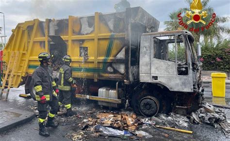 Catania In Fiamme Il Camion Dei Rifiuti Lasiciliaweb