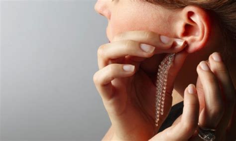 L Astuce Pour Porter Des Boucles D Oreilles Quand Vos Oreilles Sont