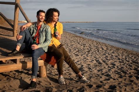 Vue D Un Couple Gay Affectueux Et Passant Du Temps Ensemble Sur La