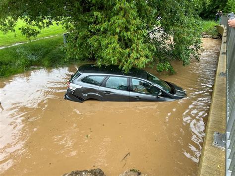 Heftige Unwetter in Bayern Straßen und Keller überflutet Feuerwehr im