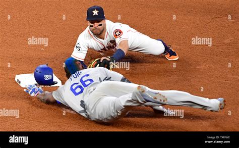 Astros de Houston Le deuxième but José Altuve tags out Los Angeles