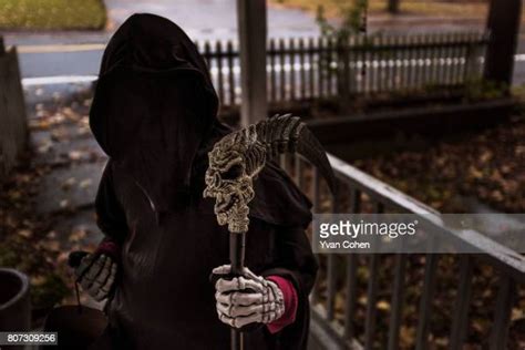 44 Halloween Knock On Door Stock Photos High Res Pictures And Images