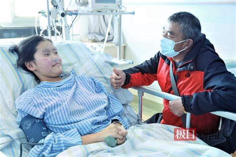 魅力医生与重症患者同呼吸共命运，他和死神赛跑守卫生命最后防线程真救治工作