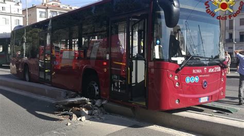 Incidente In Via Labicana Scontro Tra Bus Tram Ed Auto Ferito