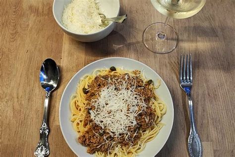 Spaghetti Mit Thunfisch Sahne Sauce Sardellen Und Kapern Von Jolsafar