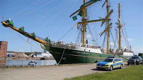 Gutachter Untersucht Schaden An Segelschiff Alex Ii In Bremerhaven