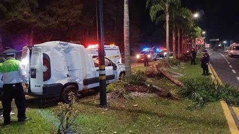 Camioneta Choca Y Derriba Palmera En El Bulevar Xalapa Coatepec