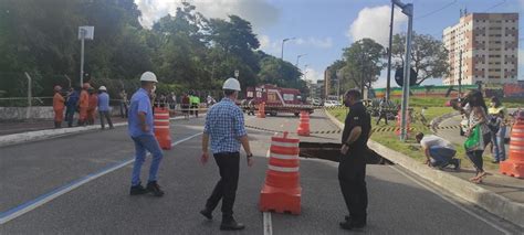 Carro pessoas dentro é engolido por cratera aberta na Avenida Pedro