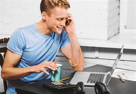 Jeune Homme Avec L Ordinateur Portable De Carnet Travaillant Au Lieu De