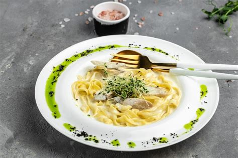 Fettuccine Alfredo Em Molho Cremoso Frango Parmes O No Prato Branco