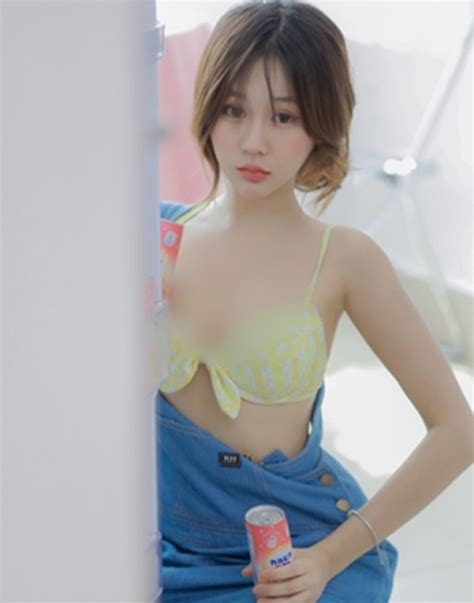 Đỏ mặt hot girl xinh đẹp mặc hở hang khoe dáng khi vào bếp
