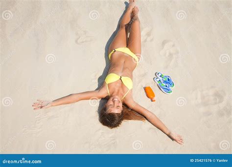 Junge Frau Im Bikini Der Auf Dem Strand Sich Sonnt Stockfoto Bild Von Aktiv Sande 25421576