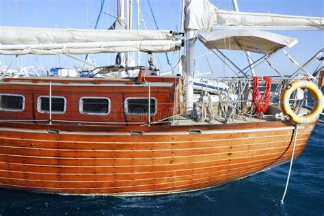 Bella Barca A Vela Di Legno Sul Mare Blu Fotografia Stock Immagine Di