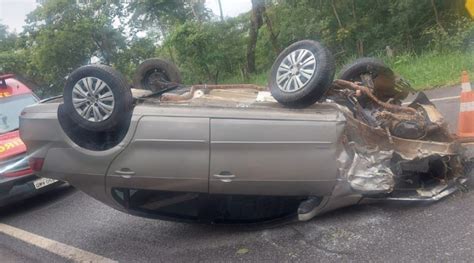 Motorista Fica Ferido Ap S Capotar Carro Em Carmo Do Cajuru Ltimas