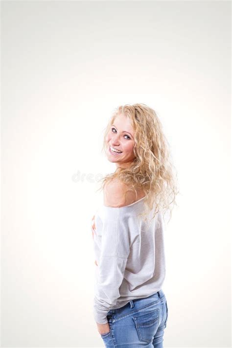 Jeune Femme Blonde Sexy Dans La Robe Blanche Courte Disolement Image