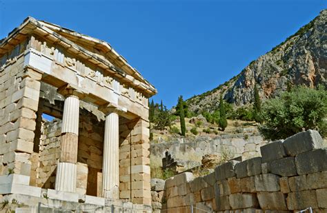 DELPHI: SANCTUARIES OF APOLLO - THE GREAT ANCIENT GREEK TEMPLES