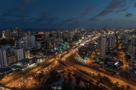 📌 La Capital En La Noche 📍 Locación Santo Domingo 📷 Foto Vía Montanaerialfilms Santo