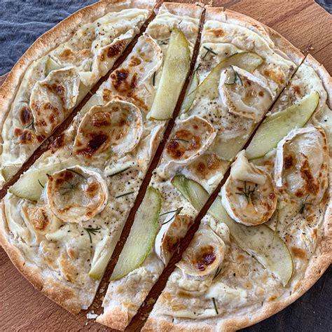 Flammkuchen mit Ziegenkäse Birne Rosmarin und Honig cookingeek