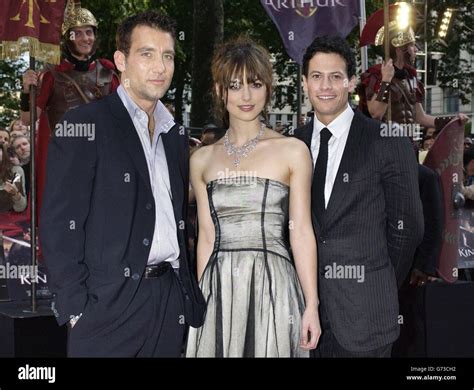 Clive Owen King Arthur Premiere Stock Photo Alamy