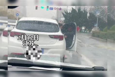 两人在行驶中车内吵架后女子竟然开车门下车！