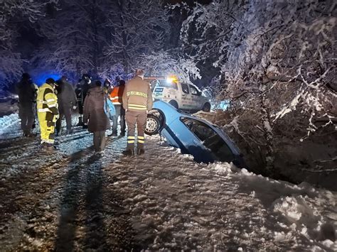 Due Auto Fuori Strada In Val Sangone Intervengono I Vigili Del Fuoco Foto