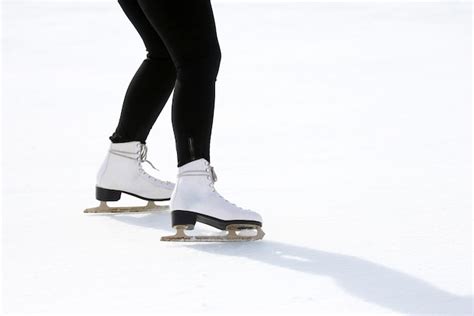 Pies Patinando En La Pista De Hielo Foto Premium