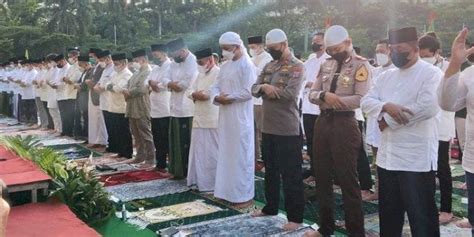 Edy Rahmayadi Dan Bobby Nasution Sholat Ied Bersama Ribuan Umat Di