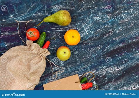 Frutas Y Verduras En Bolsas De Compras Con Fondo Negro Concepto De